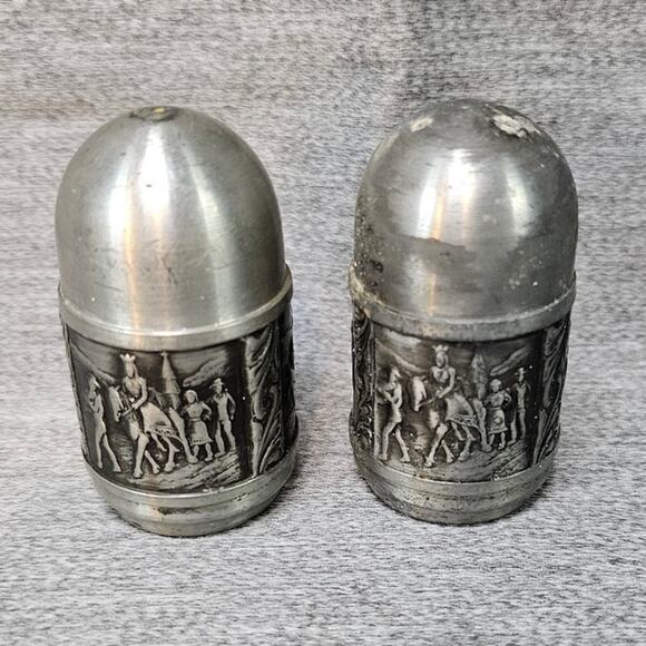 Vintage Pewter Metal Colonial Sword Knights Horses Salt Pepper Shakers 2.5" - Picture 1 of 5